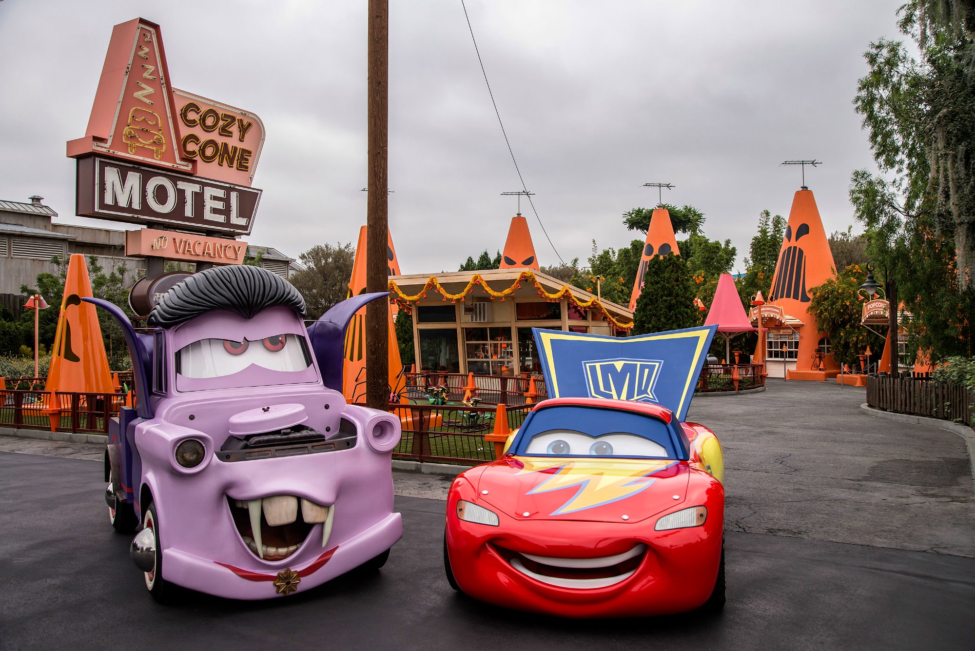 Mater-and-Lightning-McQueen-in-their-car-stumes-09_2017_DCA.0368