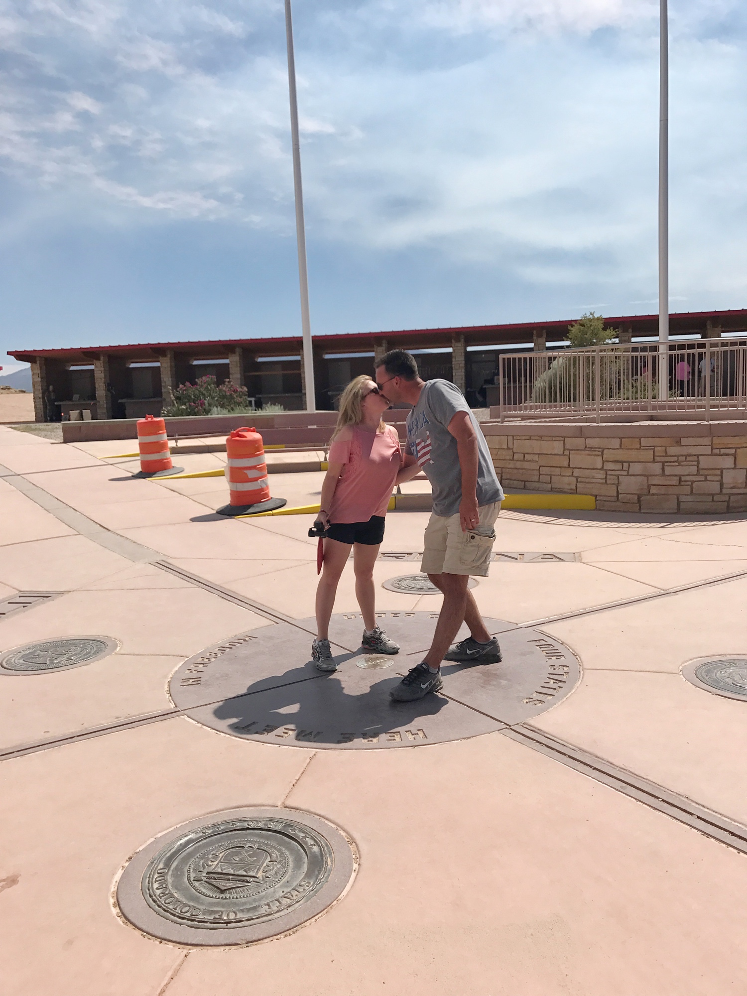 kissing on four corners monument