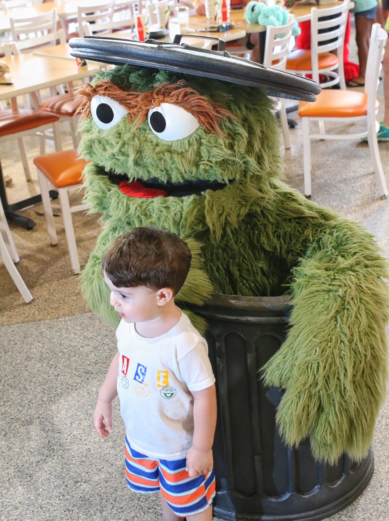Oscar posing with child at Sesame Street dinner